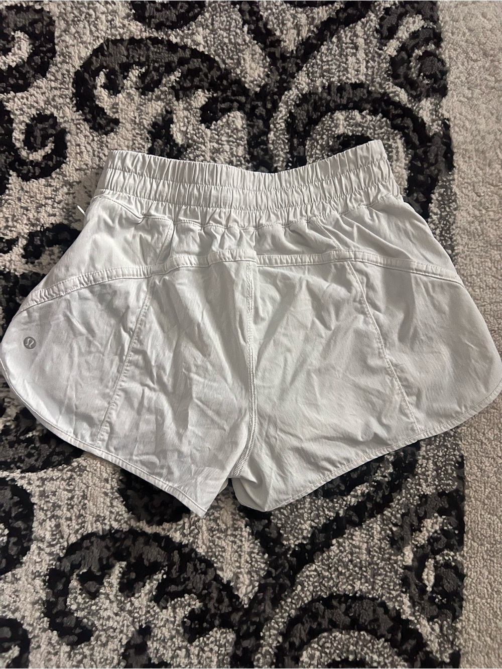 Lululemon Track That Mid Rise 2.5” Women’s Size 6 Great Condition White